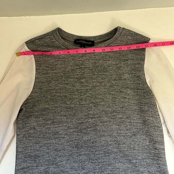 Slate & Willow Gray and White Women's sweater top size medium - Picture 6 of 8